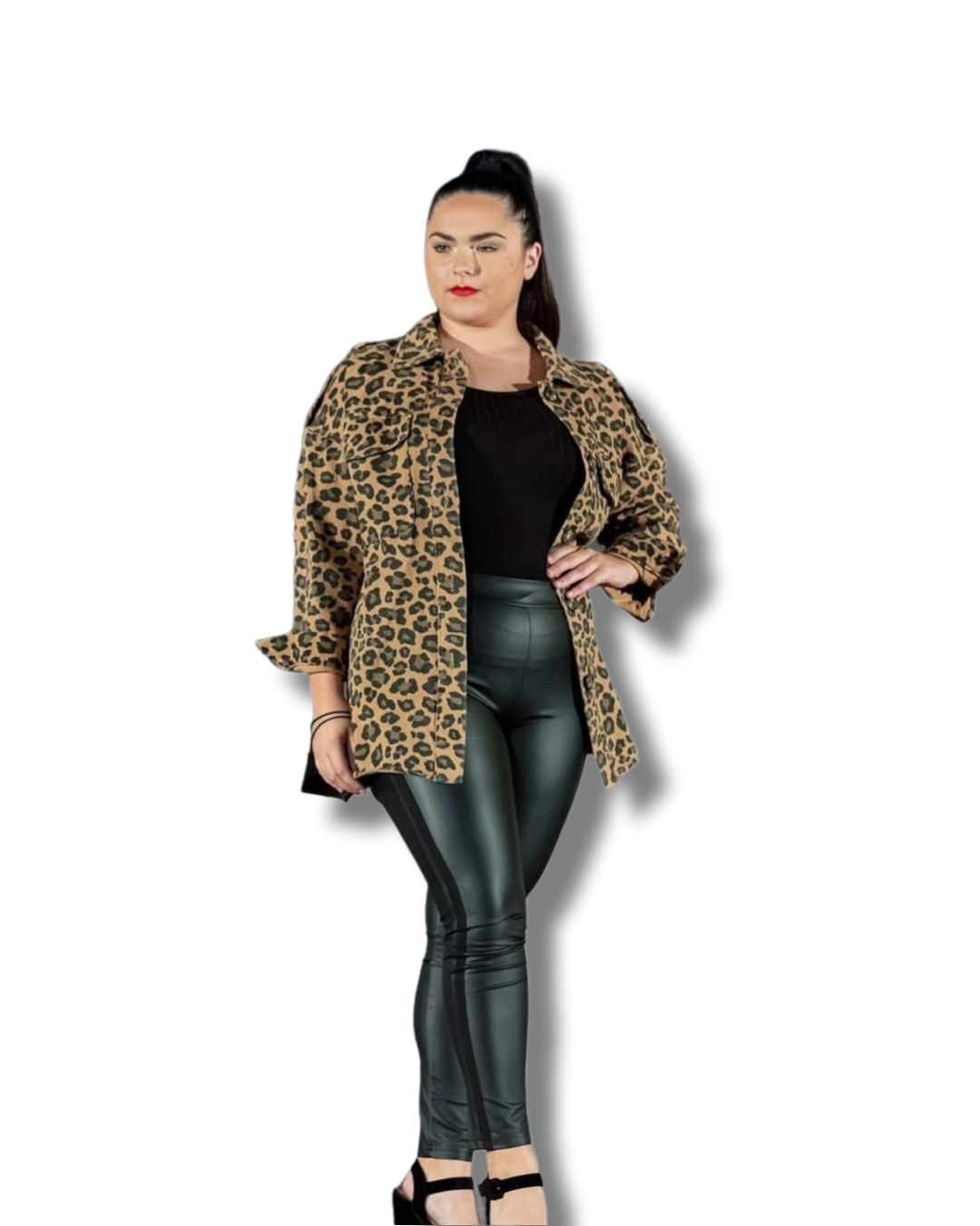 Modelo con camisa de leopardo de la nueva colección