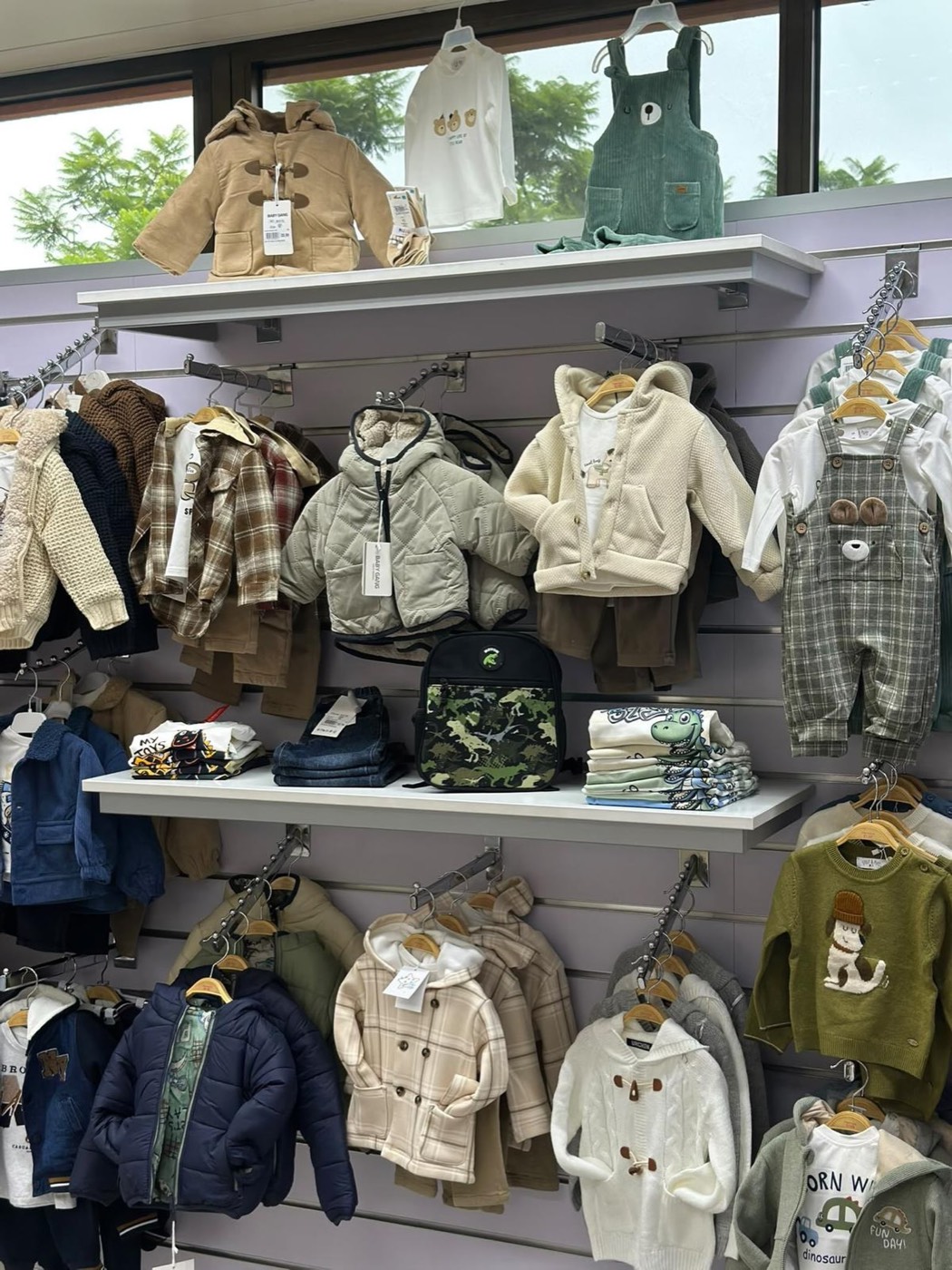 Ropa infantil de abrigo expuesta en una tienda el 99