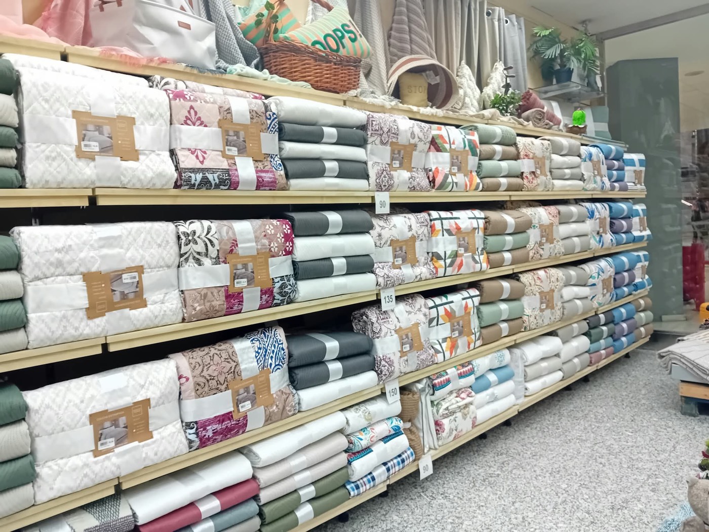 Lineal de colchas boutique en una tienda el 99