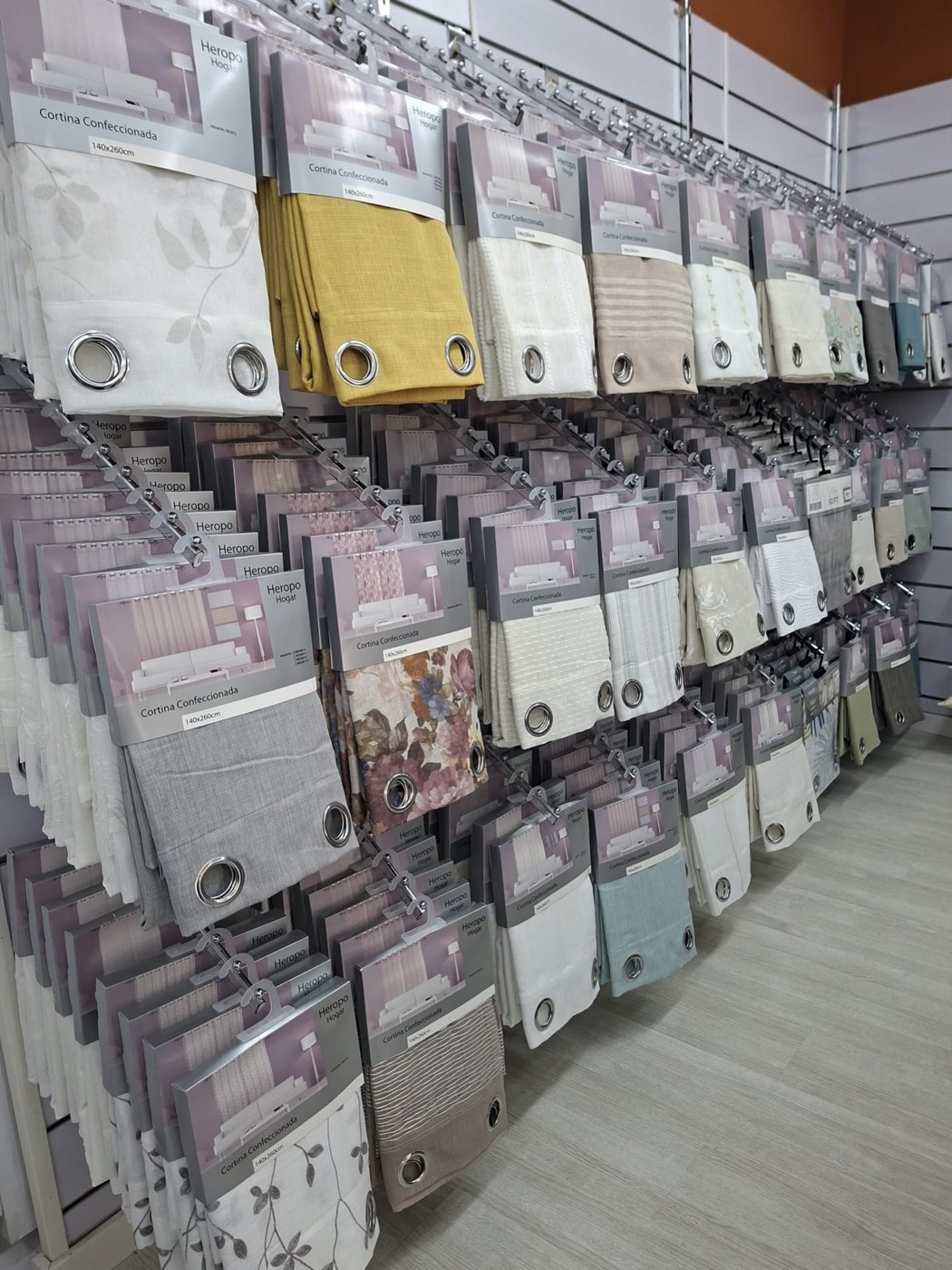Pared de cortinas confeccionadas en una tienda el 99
