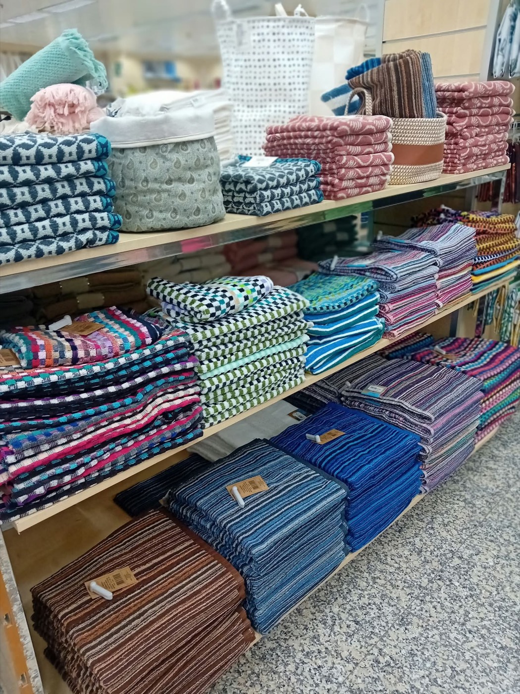 Estanterías de toallas de colores en una tienda el 99
